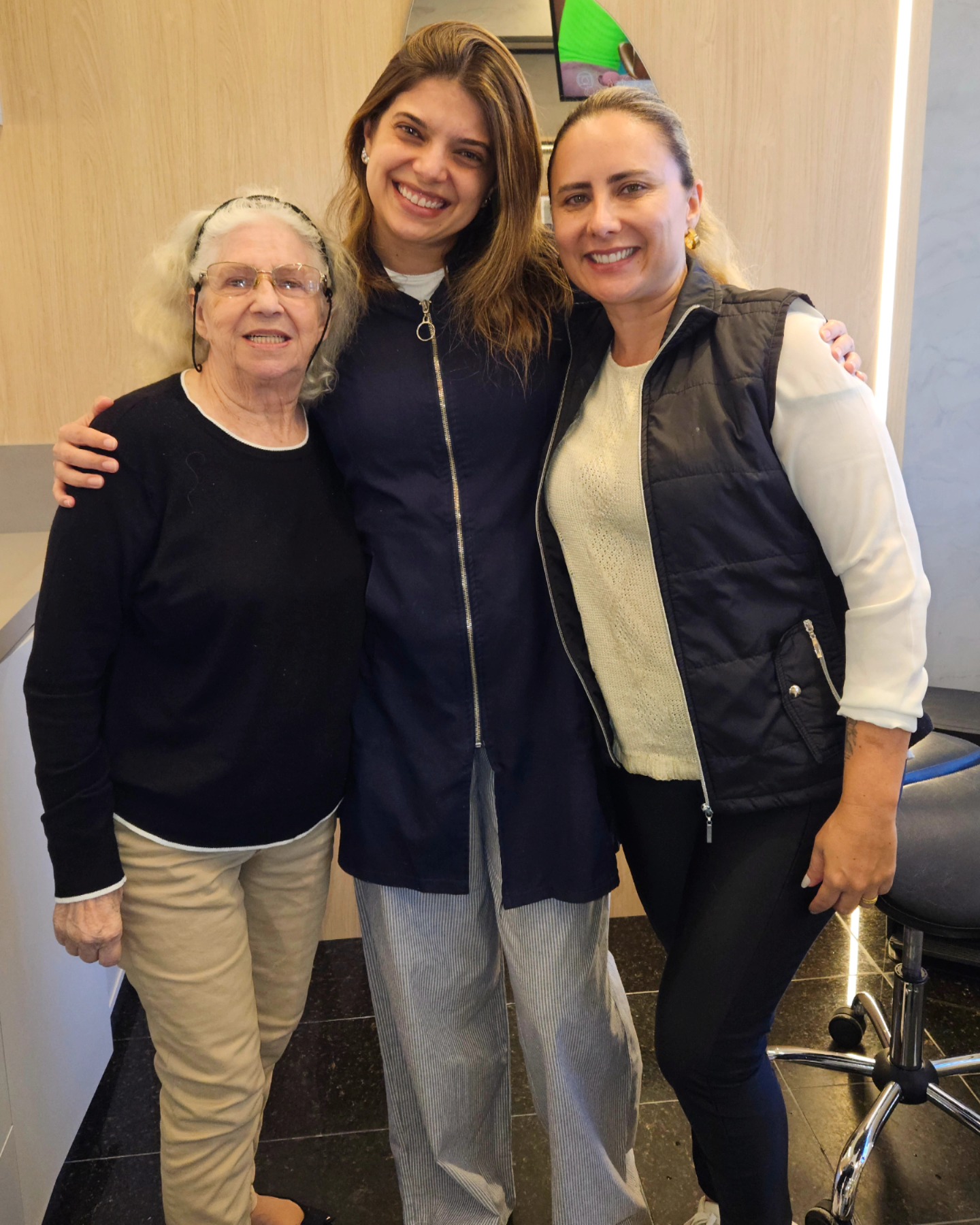 Dra. Letícia ao lado de paciente e familiar após atendimento